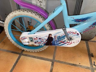 Bicicleta infantil azul con cesta
