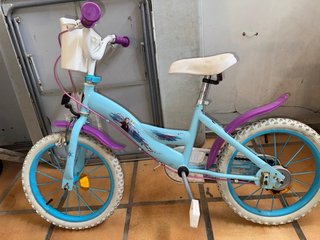 Bicicleta infantil azul con cesta