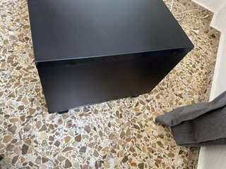 Mueble TV negro con cajones y estante