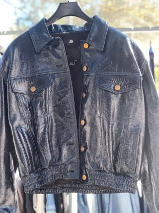Chaqueta de cuero brillante negra