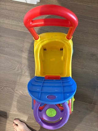 Correpasillos infantil con volante y asa