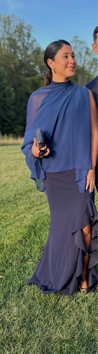 Vestido azul de fiesta con capa
