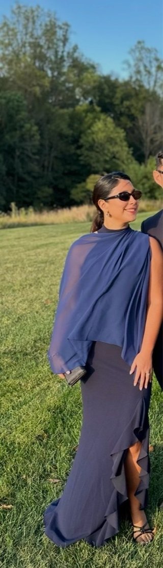 Vestido azul de fiesta con capa