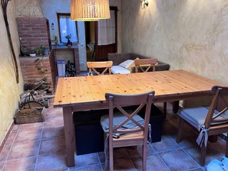 Mesa de madera con 4 sillas