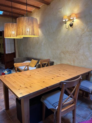 Mesa de madera con 4 sillas
