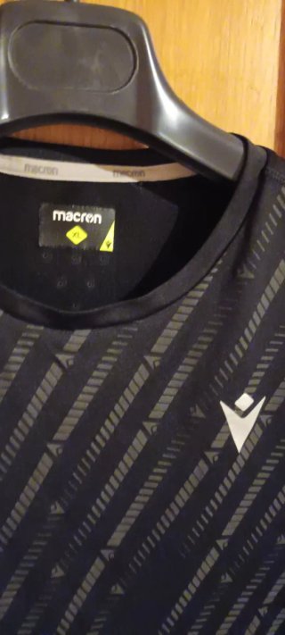 Camiseta Macron Running Negra y Amarilla