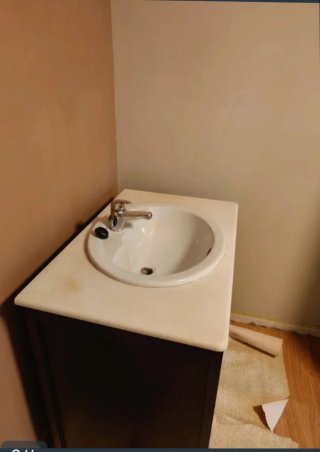 Mueble de baño de madera oscuro