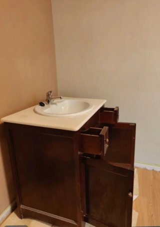 Mueble de baño de madera oscuro
