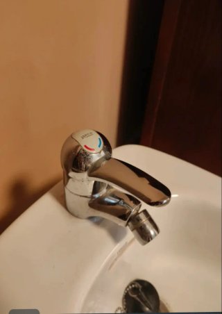 Mueble de baño de madera oscuro