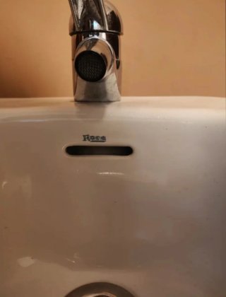 Mueble de baño de madera oscuro