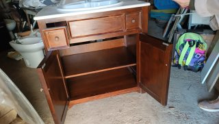 Mueble de baño de madera oscuro