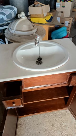 Mueble de baño de madera oscuro