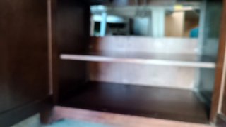 Mueble de baño de madera oscuro