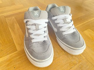 Zapatillas Vans grises y blancas. Un solo uso por