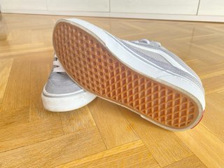 Zapatillas Vans grises y blancas. Un solo uso por
