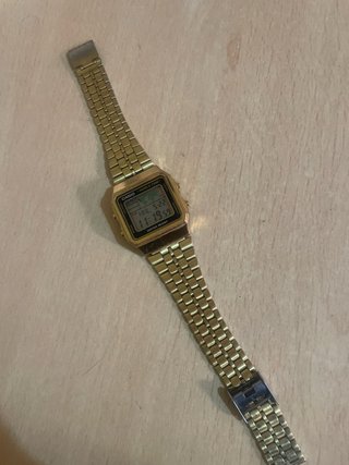 Reloj Casio Dorado y Plateado