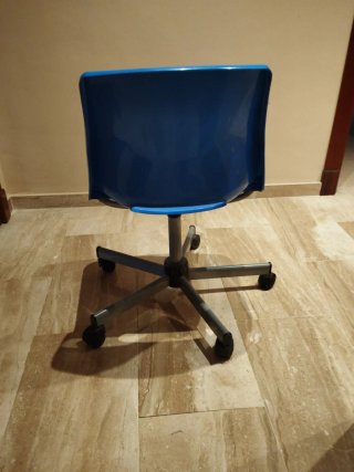 Silla giratoria azul con base metálica