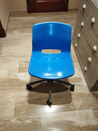 Silla giratoria azul con base metálica