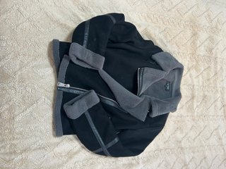 Chaqueta negra y gris con forro polar
