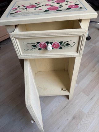 Mesilla de noche vintage con flores