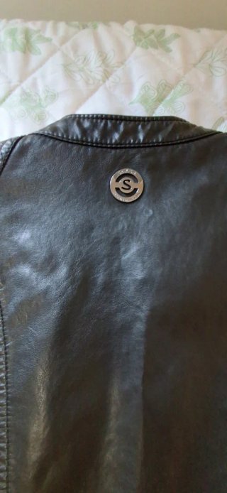 Cazadora de cuero negra