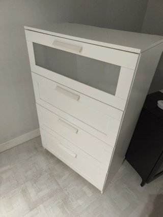 Mueble Ikea blanco con cajones y cristal