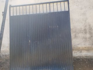 Puerta cochera corredera con puerta peatonal