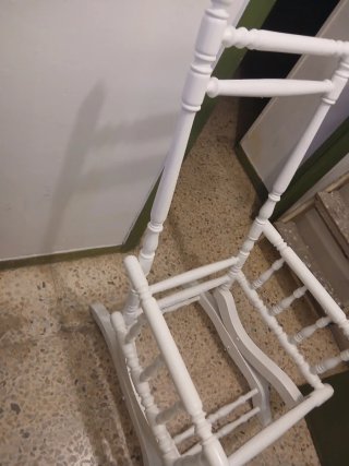 Mecedora vintage de madera blanca