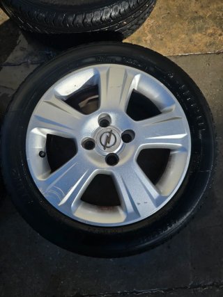Llantas Opel Corsa 15' con neumáticos