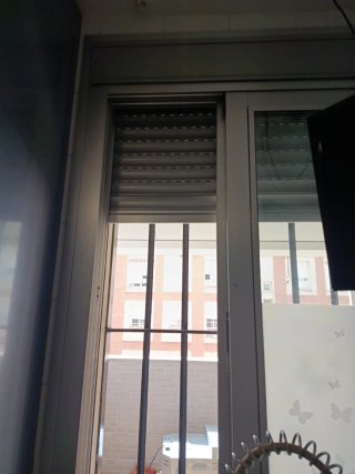 Ventana aluminio corredera con persiana de lamas