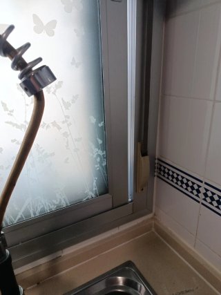 Ventana aluminio corredera con persiana de lamas