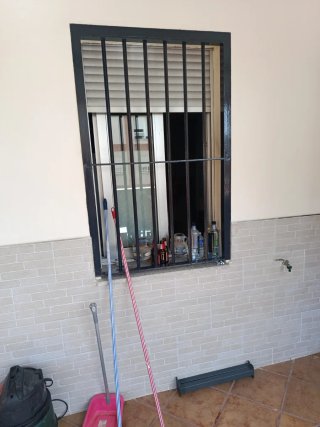 Ventana aluminio corredera con persiana de lamas