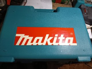 Atornillador Makita 8270D con cargador y baterías