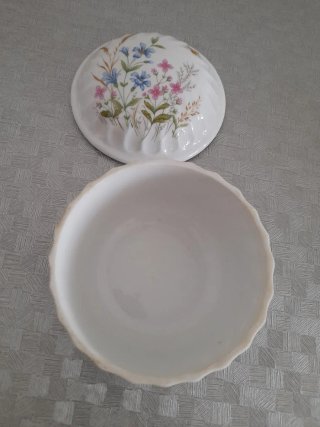 Caja de cerámica con flores