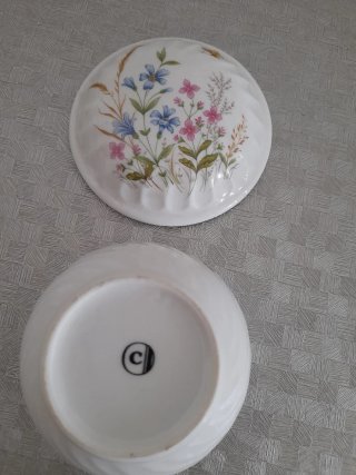 Caja de cerámica con flores