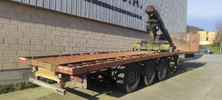 Plataforma, remolque con grúa forestal