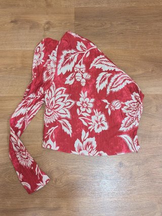 Blusa roja y blanca floral asimétrica