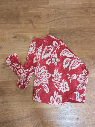 Blusa roja y blanca floral asimétrica