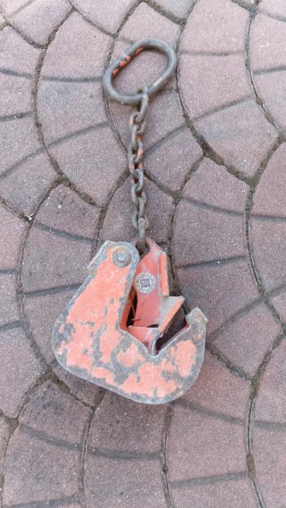 Pinza di sollevamento per lastre in metallo