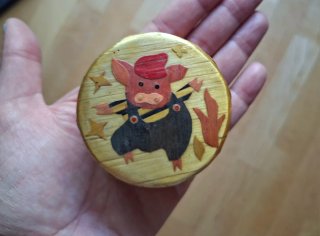 Cajita de bambú decorada con cerdito