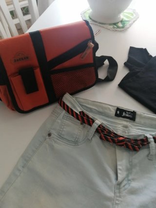 2 pantalones pitillo y blusa