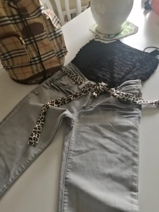 2 pantalones pitillo y blusa
