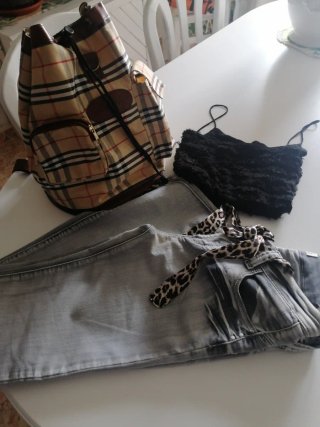 2 pantalones pitillo y blusa