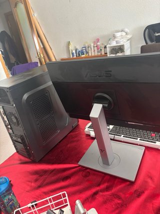 PC Aerocool y Monitor ASUS