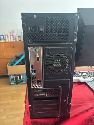 PC Aerocool y Monitor ASUS