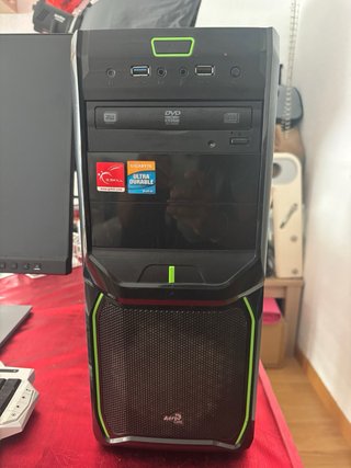 PC Aerocool y Monitor ASUS