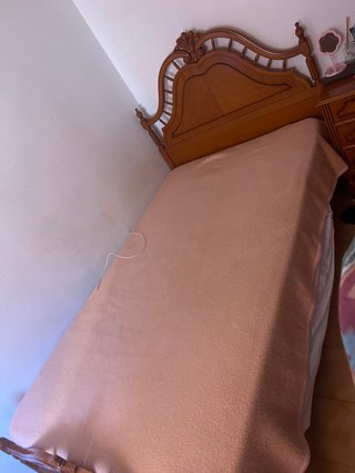 Cama de madera con colchón