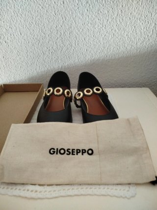 Zapatos planos negros con detalle dorado