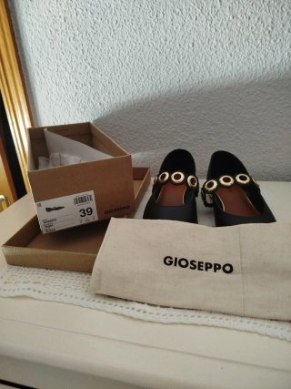 Zapatos planos negros con detalle dorado