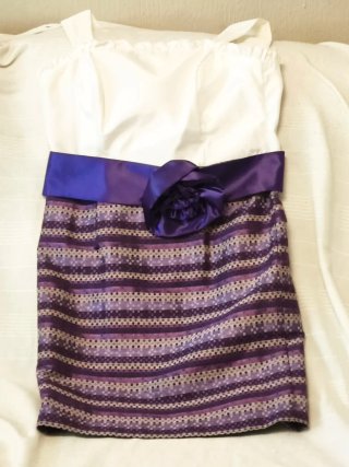 Vestido elegante señora morado y blanco